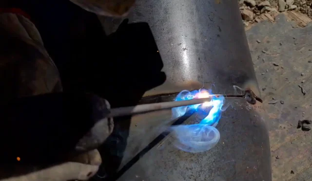 Elektrot Neden Sürekli Yapışır? 8 Yaygın Sebep ve Çözmleri
