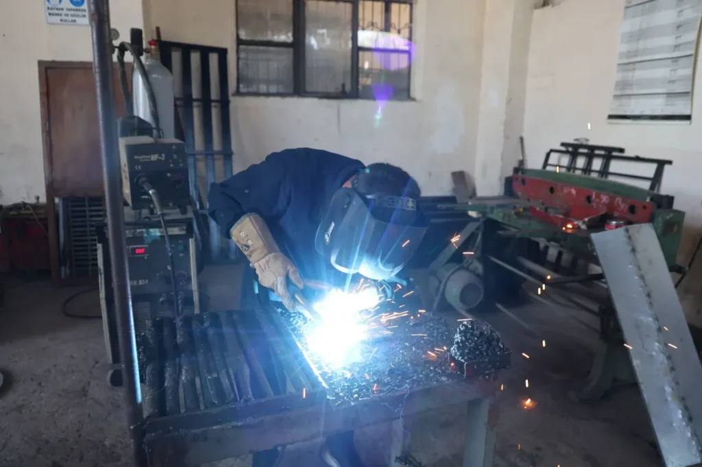Adana’nın Kozan ilçesinde eğitim gören 17 yaşındaki Kaynakçı Yunus Emre Karakoç, İzmir’de düzenlenen KOSBİFEST Kaynakçılık Beceri Yarışması’nda Türkiye birincisi